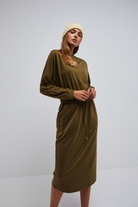 Zielona sukienka Moodo.pl w stylu casual midi z długim rękawem
