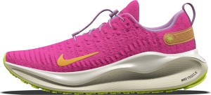 Różowe buty sportowe Nike w sportowym stylu