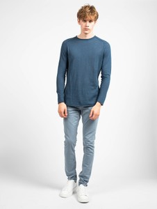 Niebieski sweter ubierzsie.com w stylu casual z okrągłym dekoltem