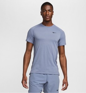 Niebieski t-shirt Nike w sportowym stylu z krótkim rękawem