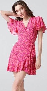 Różowa sukienka Sinsay z dekoltem w kształcie litery v z krótkim rękawem