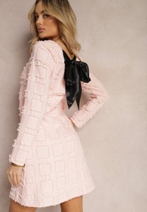 Różowa sukienka Renee z okrągłym dekoltem prosta w stylu casual