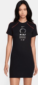 Sukienka Nike w sportowym stylu