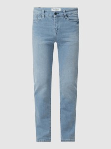 Niebieskie jeansy McNeal w street stylu