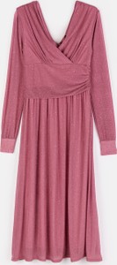 Różowa sukienka Gate midi kopertowa w stylu casual