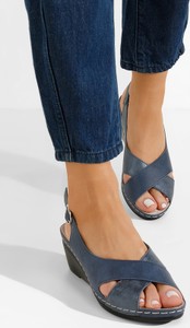 Granatowe sandały Zapatos na koturnie