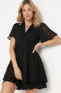 Czarna sukienka born2be z dekoltem w kształcie litery v w stylu klasycznym