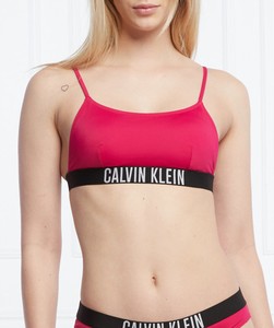Różowy strój kąpielowy Calvin Klein w młodzieżowym stylu