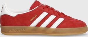 Czerwone buty sportowe Adidas Originals w sportowym stylu z zamszu sznurowane