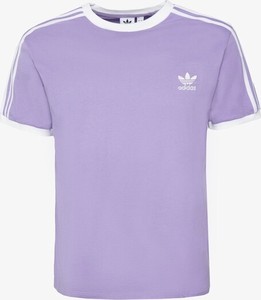 Fioletowy t-shirt Adidas w sportowym stylu
