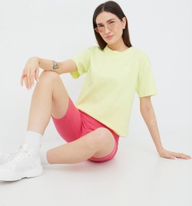 Żółty t-shirt Adidas Originals w sportowym stylu