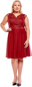 Czerwona sukienka Fokus dla puszystych z dekoltem w kształcie litery v z krótkim rękawem