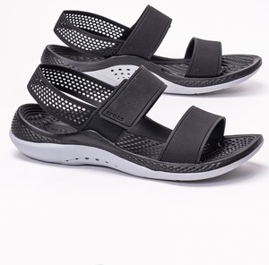 Czarne sandały Crocs na koturnie w stylu casual