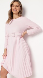 Różowa sukienka born2be midi w stylu casual z długim rękawem
