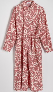 Różowa sukienka Reserved midi z tkaniny