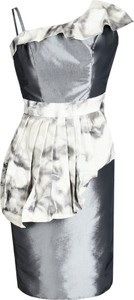 Srebrna sukienka Fokus z tkaniny baskinka z asymetrycznym dekoltem