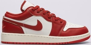 Czerwone buty sportowe Jordan sznurowane w sportowym stylu z płaską podeszwą