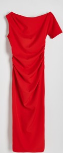 Czerwona sukienka Reserved z tkaniny dopasowana z okrągłym dekoltem