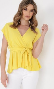 Żółta bluzka born2be z dekoltem w kształcie litery v w stylu casual z krótkim rękawem