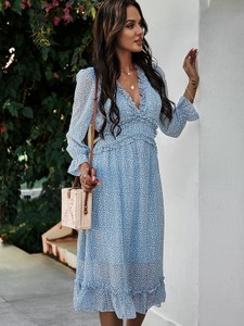 Niebieska sukienka Tina midi z dekoltem w kształcie litery v w stylu casual