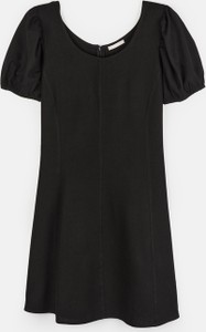 Czarna sukienka Gate z lnu z krótkim rękawem z okrągłym dekoltem