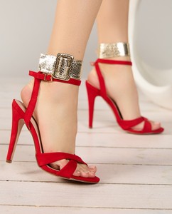 Czerwone sandały Royalfashion.pl z klamrami