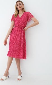 Różowa sukienka Mohito midi z krótkim rękawem