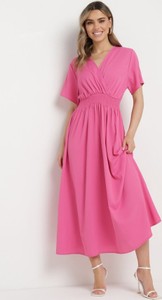 Różowa sukienka born2be z krótkim rękawem z dekoltem w kształcie litery v rozkloszowana
