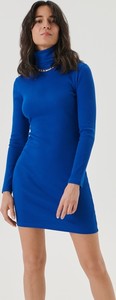 Niebieska sukienka Sinsay z golfem mini w stylu casual