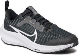 Buty sportowe Nike sznurowane w sportowym stylu z płaską podeszwą