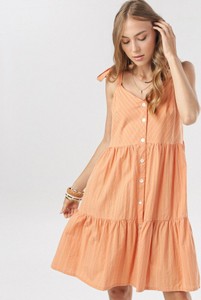 Pomarańczowa sukienka born2be z dekoltem w kształcie litery v w stylu casual