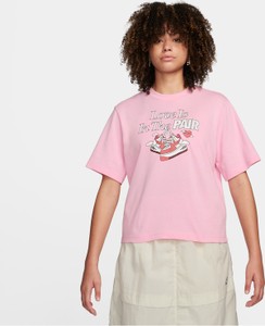 Różowa bluzka Nike z krótkim rękawem w sportowym stylu