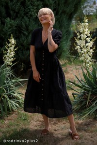 Czarna sukienka Greenpoint z krótkim rękawem midi z bawełny