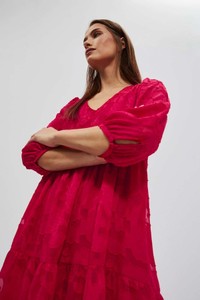 Czerwona sukienka Moodo.pl z dekoltem w kształcie litery v w stylu casual