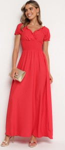 Czerwona sukienka born2be z dekoltem w kształcie litery v z krótkim rękawem