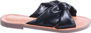 Czarne klapki Pantofelek24 w stylu casual