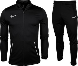 Dres Nike w sportowym stylu z dresówki