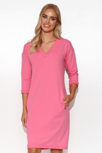 Różowa sukienka Makadamia z długim rękawem prosta w stylu casual