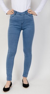 Niebieskie jeansy Olika w street stylu