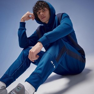 Niebieskie spodnie Nike w sportowym stylu z dresówki