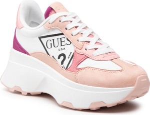 Różowe buty sportowe Guess w sportowym stylu