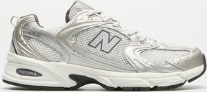 Srebrne buty sportowe New Balance sznurowane w sportowym stylu