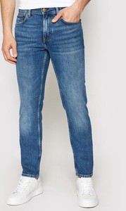 Niebieskie jeansy Tommy Hilfiger w street stylu