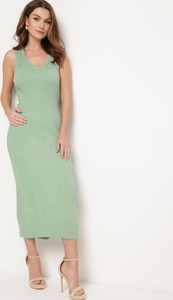 Zielona sukienka born2be w stylu casual z dekoltem w kształcie litery v dopasowana