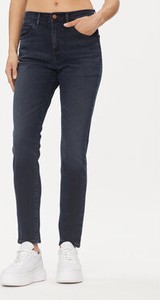 Czarne jeansy Wrangler w street stylu