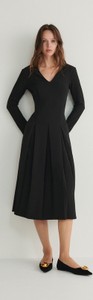 Czarna sukienka Reserved z długim rękawem z tkaniny z dekoltem w kształcie litery v