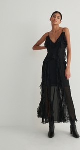 Czarna sukienka Reserved z tkaniny z dekoltem w kształcie litery v na ramiączkach
