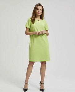 Zielona sukienka Moodo.pl z okrągłym dekoltem z krótkim rękawem z tkaniny