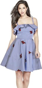 Niebieska sukienka Guess z dekoltem halter mini