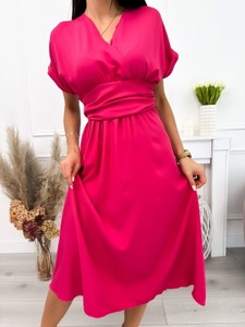 Różowa sukienka ModnaKiecka.pl kopertowa midi z krótkim rękawem